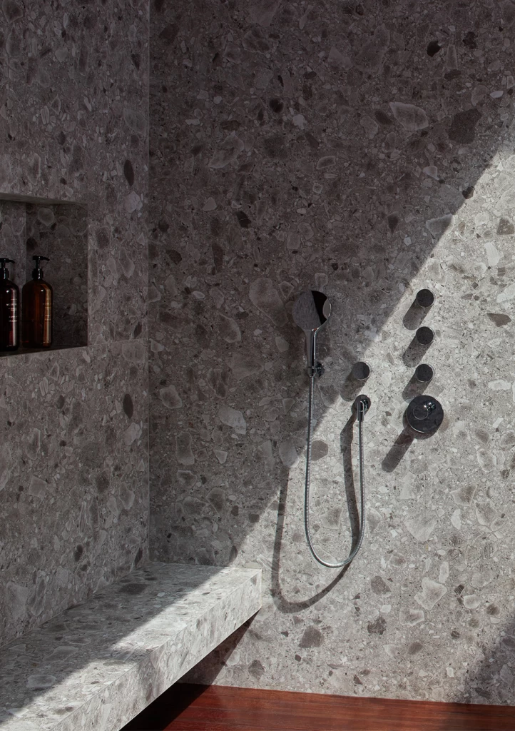 Bathroom cladding with large-size slabs of Atlas Plan Kone Mix