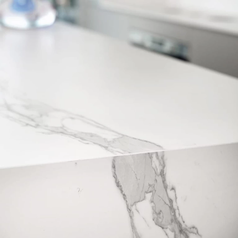 superficies-de-gres-porcelanico-efecto-marmol-calacatta-extra-proyecto-cocina-atlas-plan