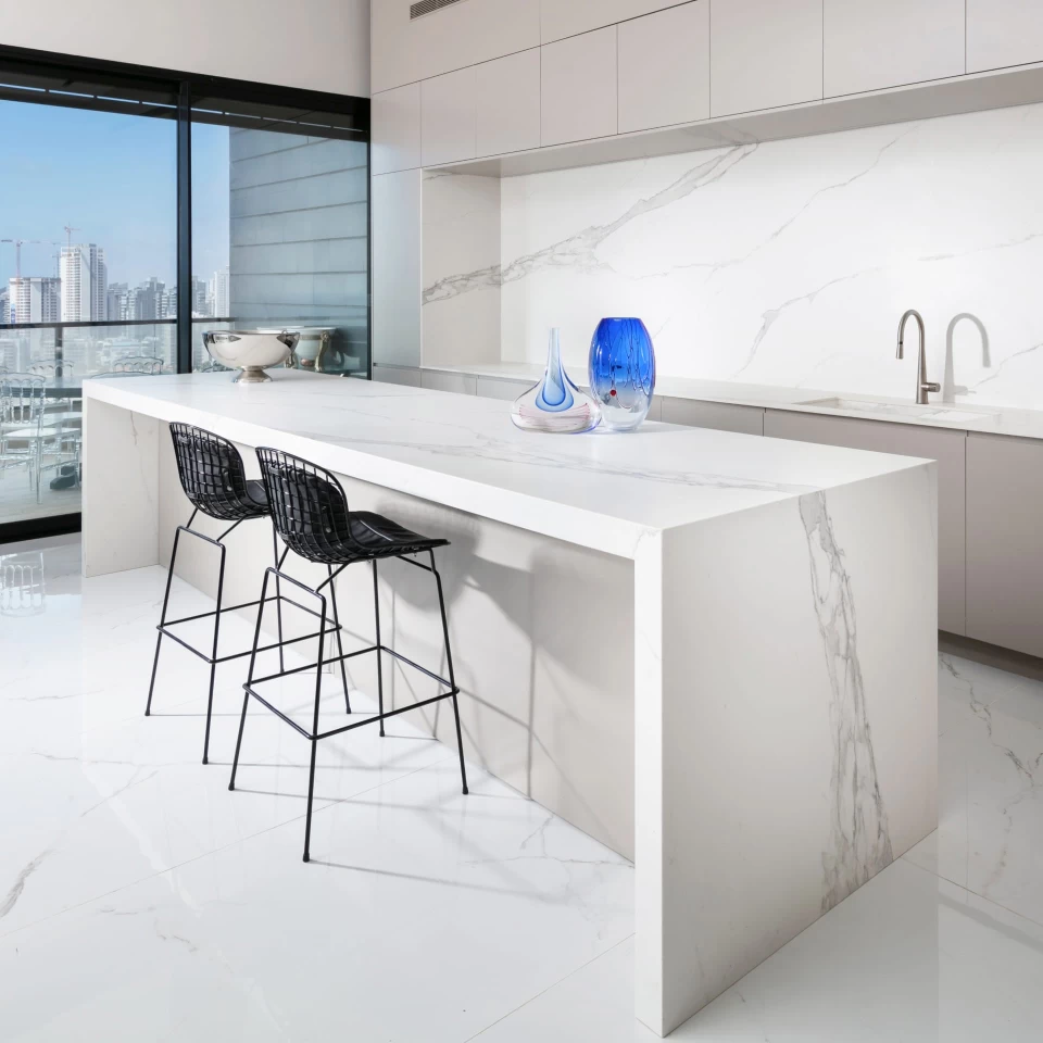 Progetto cucina e living con gres effetto marmo - Atlas Plan