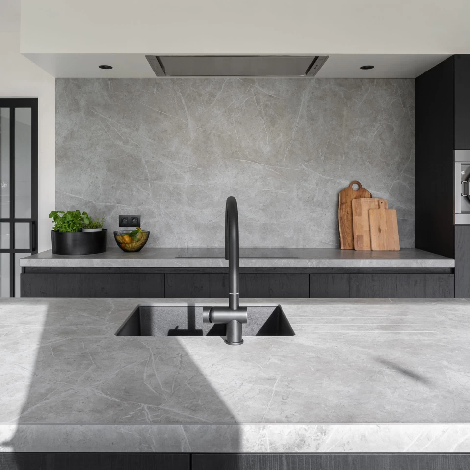 Cucina monolitica effetto marmo Ligh Grey Stone di Atlas Plan – Progetto Locas