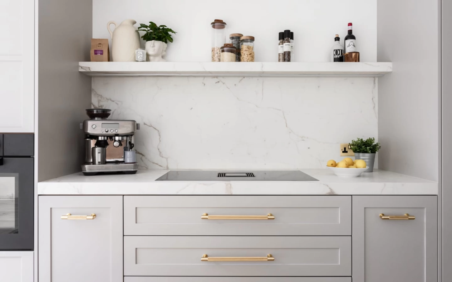 Kitchen countertop and backsplash in Calacatta marble-effect stoneware by Atlas Plan