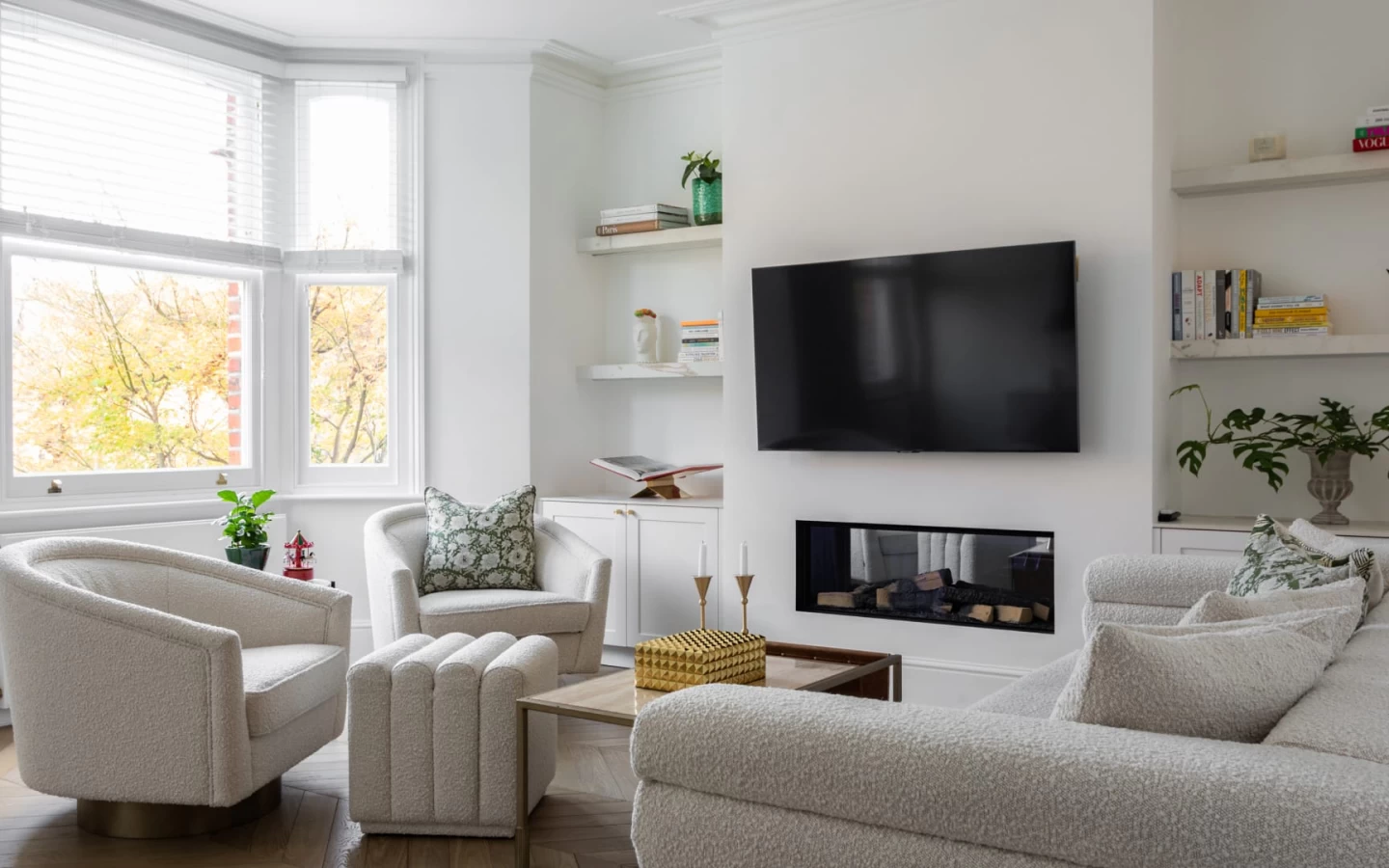 Repisas zona sala de estar con grandes placas Atlas Plan efecto mármol - Proyecto Norton Design