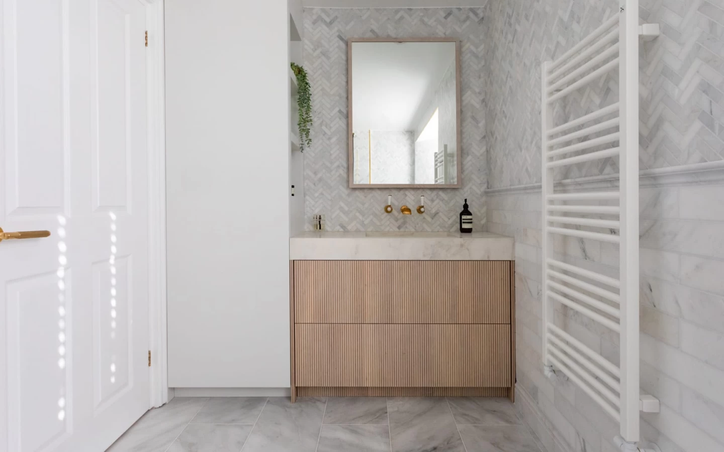 Porcelain stoneware bathroom vanity top by Atlas Plan - Norton Design Project