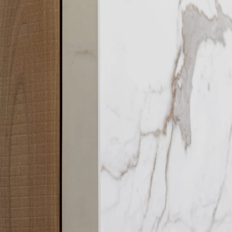 Dettaglio del rivestimento parete in gres effetto marmo – Progetto Norton Design