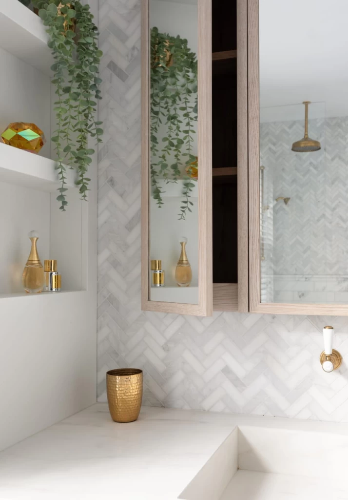 Norton Design bathroom project with marble-effect Atlas Plan porcelain stoneware