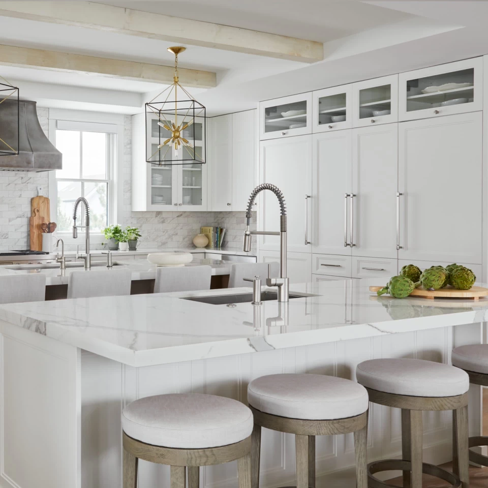 Progetto cucina con gres effetto marmo bianco Calacatta Extra di Atlas Plan