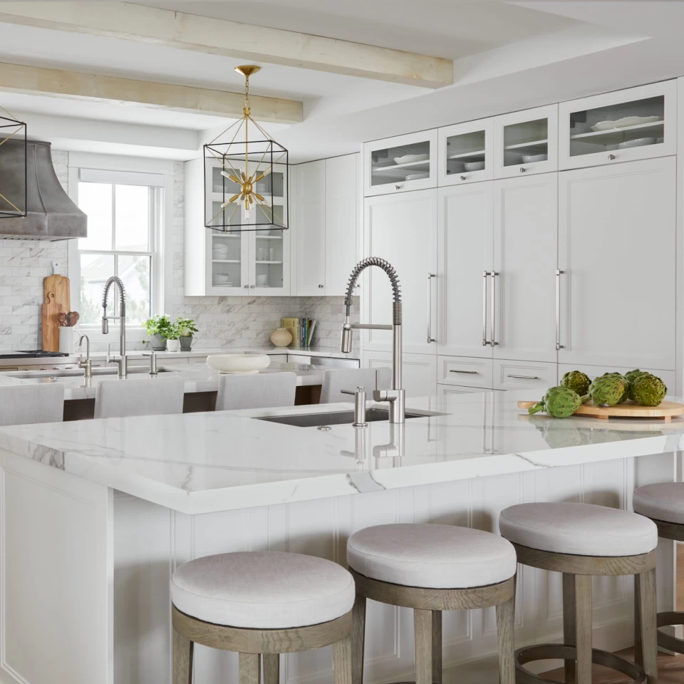 https://storage.atlasplan.com/public/assets/projects/oursler-project/1-white-marble-effect-stoneware-kitchen-project-with-calacatta-extra-by-atlas-plan-clamp_960_960_50.webp