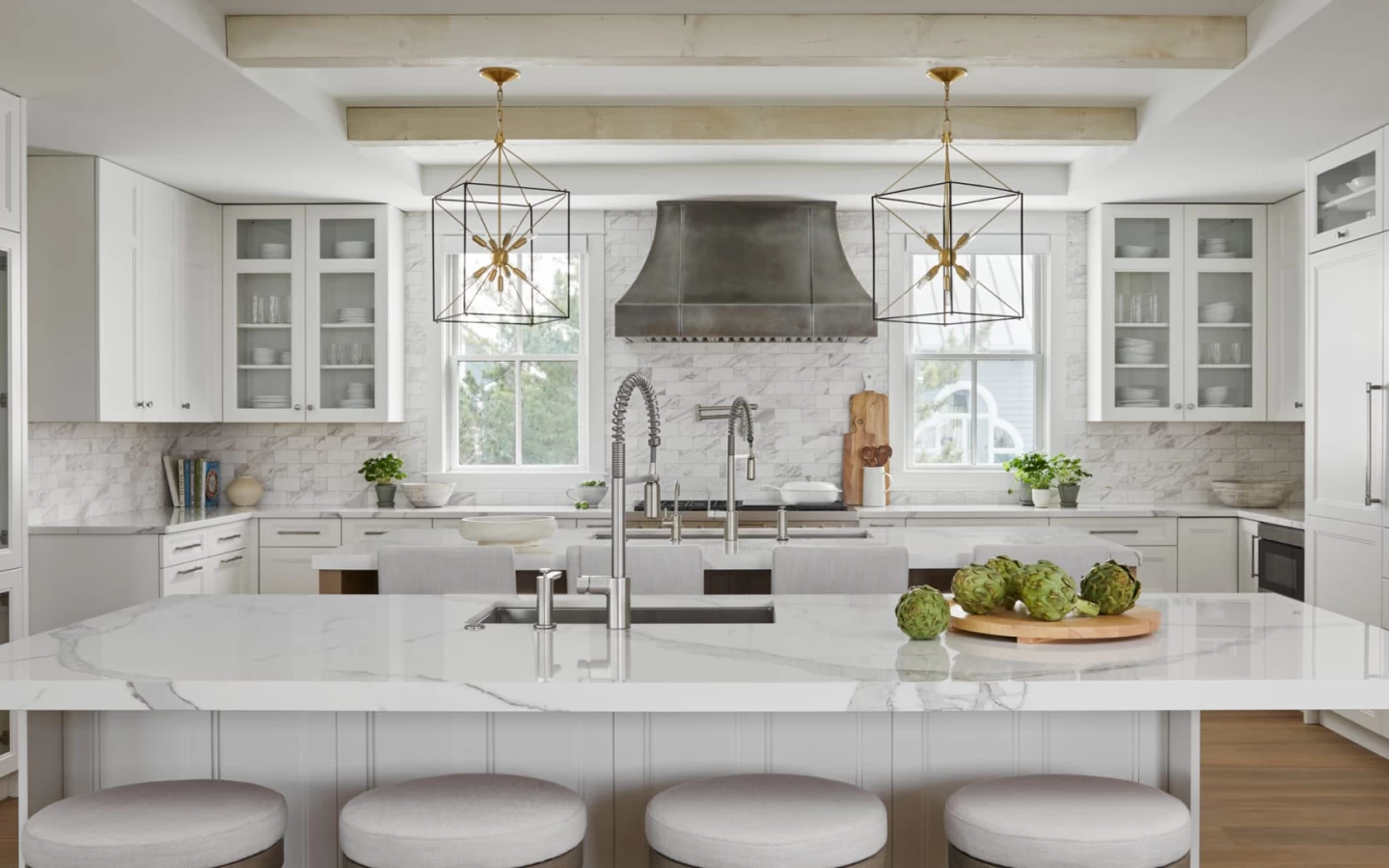 Küche mit großformatige Feinsteinzeugplatten mit weißer Marmoroptik Atlas Plan
