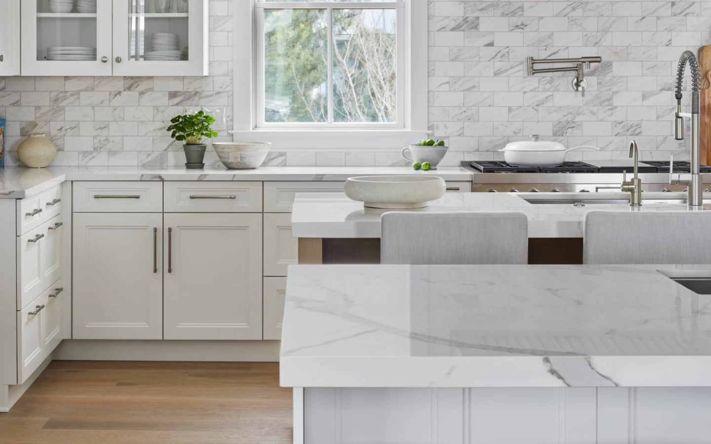 Marble look stoneware kitchen island worktop with through vein by Atlas Plan