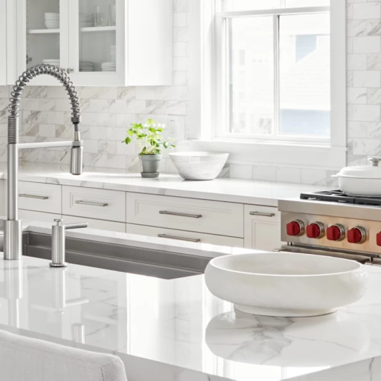 Kitchen island countertop in Calacatta Extra white porcelain stoneware by Atlas Plan
