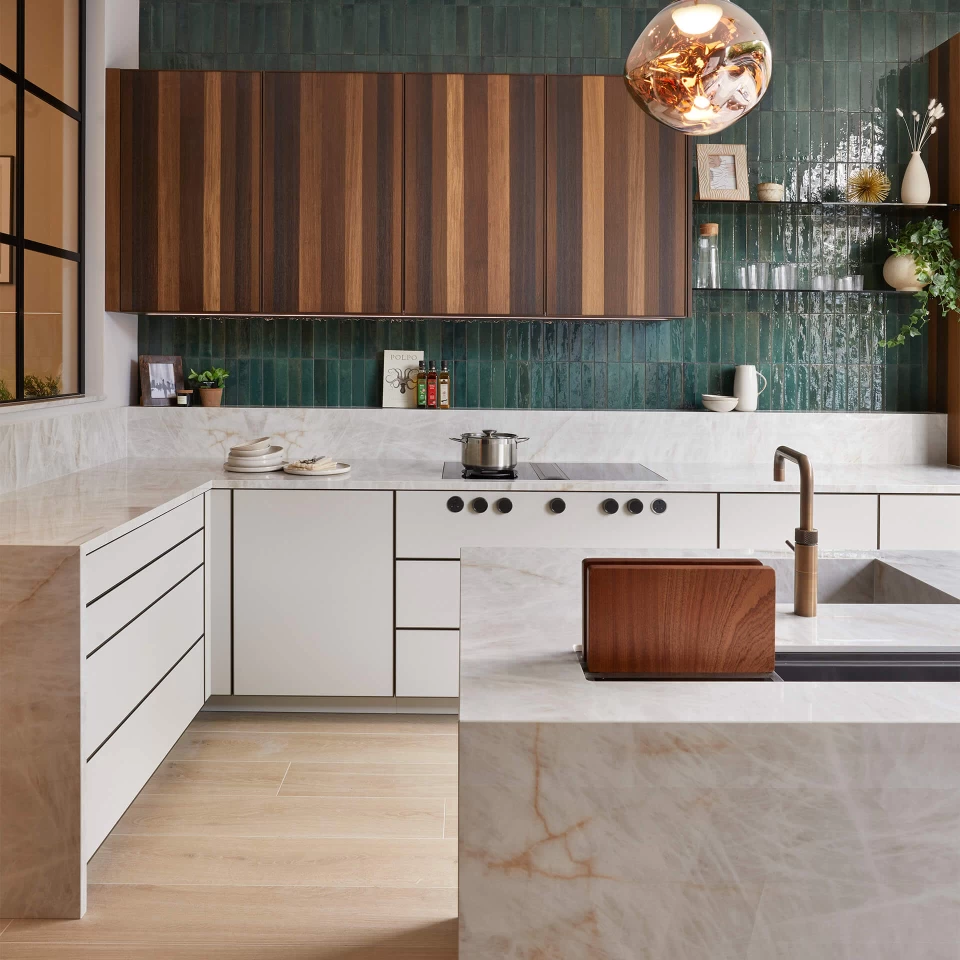 Проект кухонь, оформленной плитами с эффектом мрамора и цемента Atlas Plan