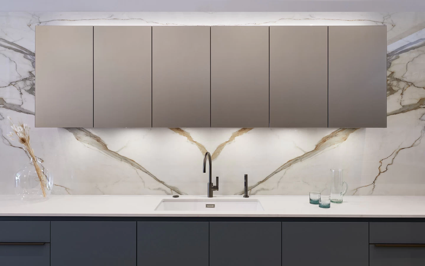 Showroom kitchen countertop in Atlas Plan Calacatta Imperiale effect stoneware
