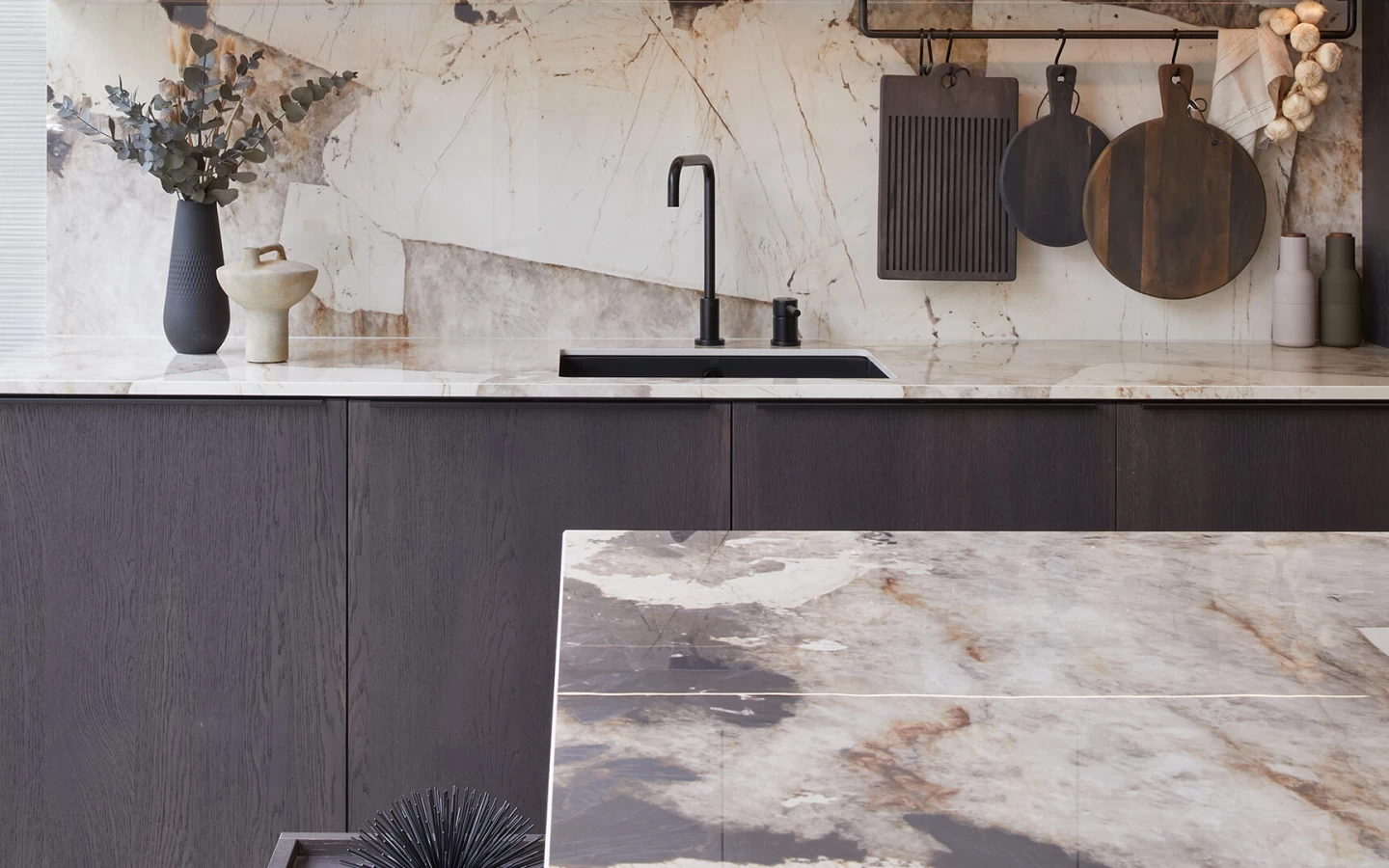 Küchenarbeitsplatte aus Feinsteinzeug im Großformat Crystal White von Atlas Plan