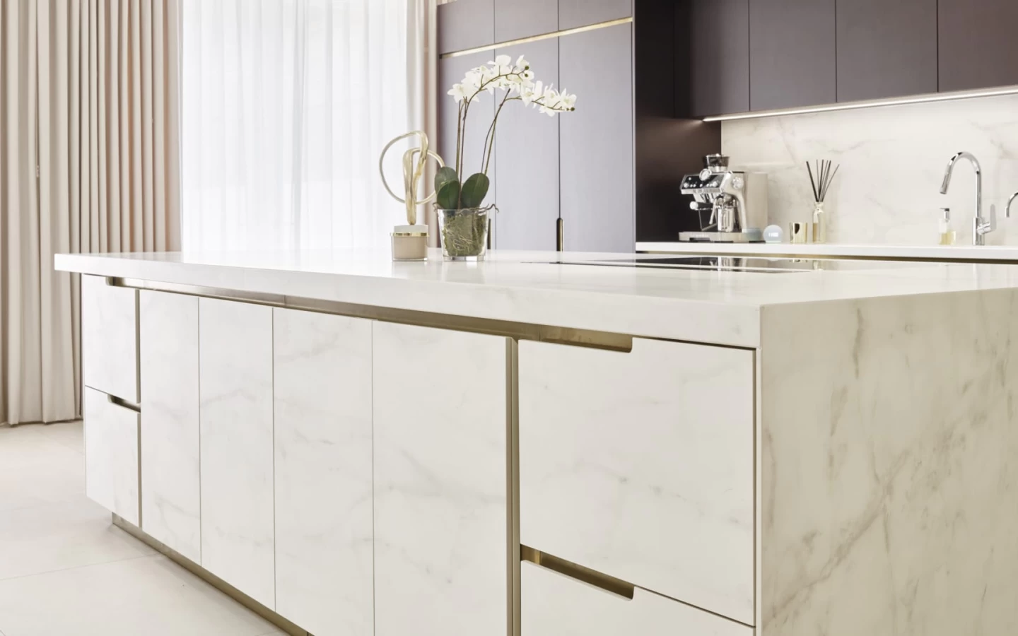 Боковые стенки кухонной мебели, оформленной крупноформатными плитами из керамогранита с эффектом мрамора