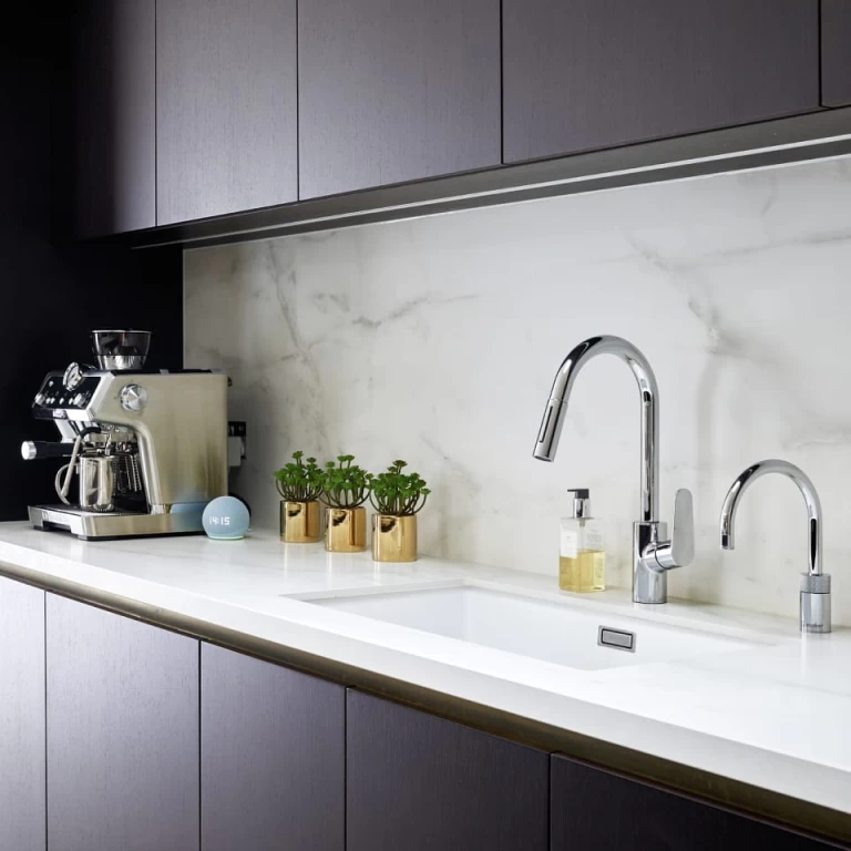 Backsplash with Atlas Plan large-size marble-effect stoneware slabs