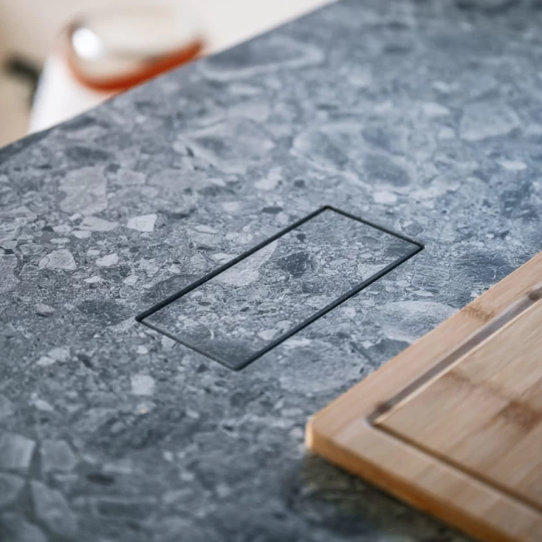Küchenplatte mit Feinsteinzeug in Natursteinoptik Ceppo di Grè im Großformat