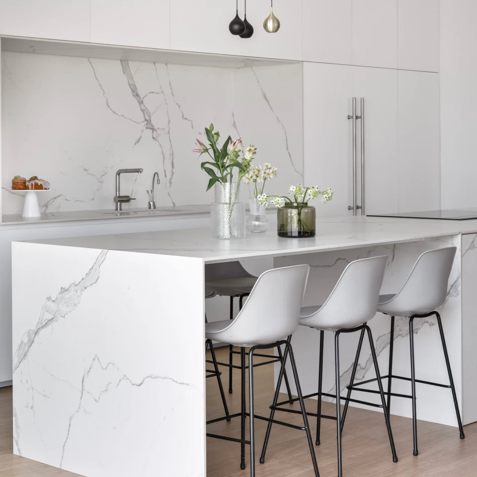 Helle, moderne Küche mit Arbeitsplatte aus Marmoroptik-Feinsteinzeug Calacatta Extra von Atlas Plan