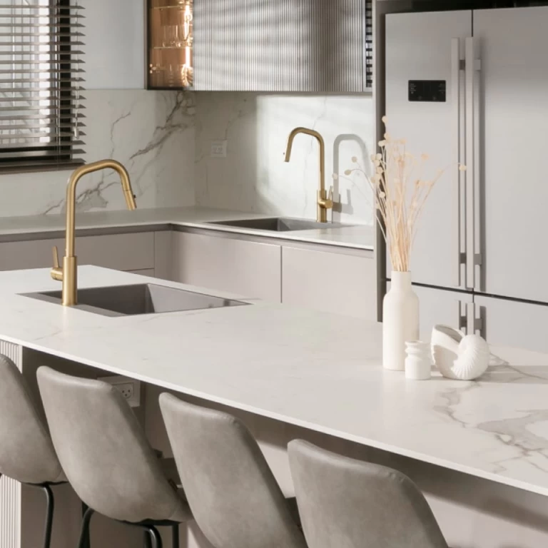 Kitchen top in Calacatta Prestigio marble look stoneware by Atlas Plan