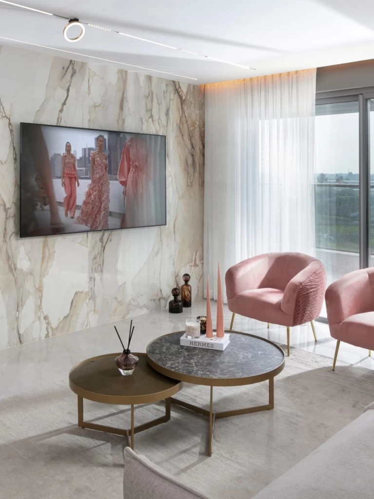 dalles-gres-effet-marbre-pour-salon-appartement-de-luxe-israel