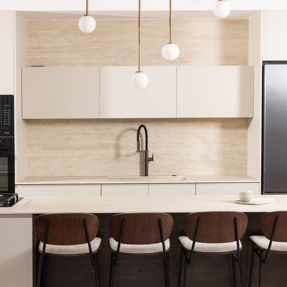 Open-plan kitchen project with Travertino Sand marble look stoneware by Atlas Plan