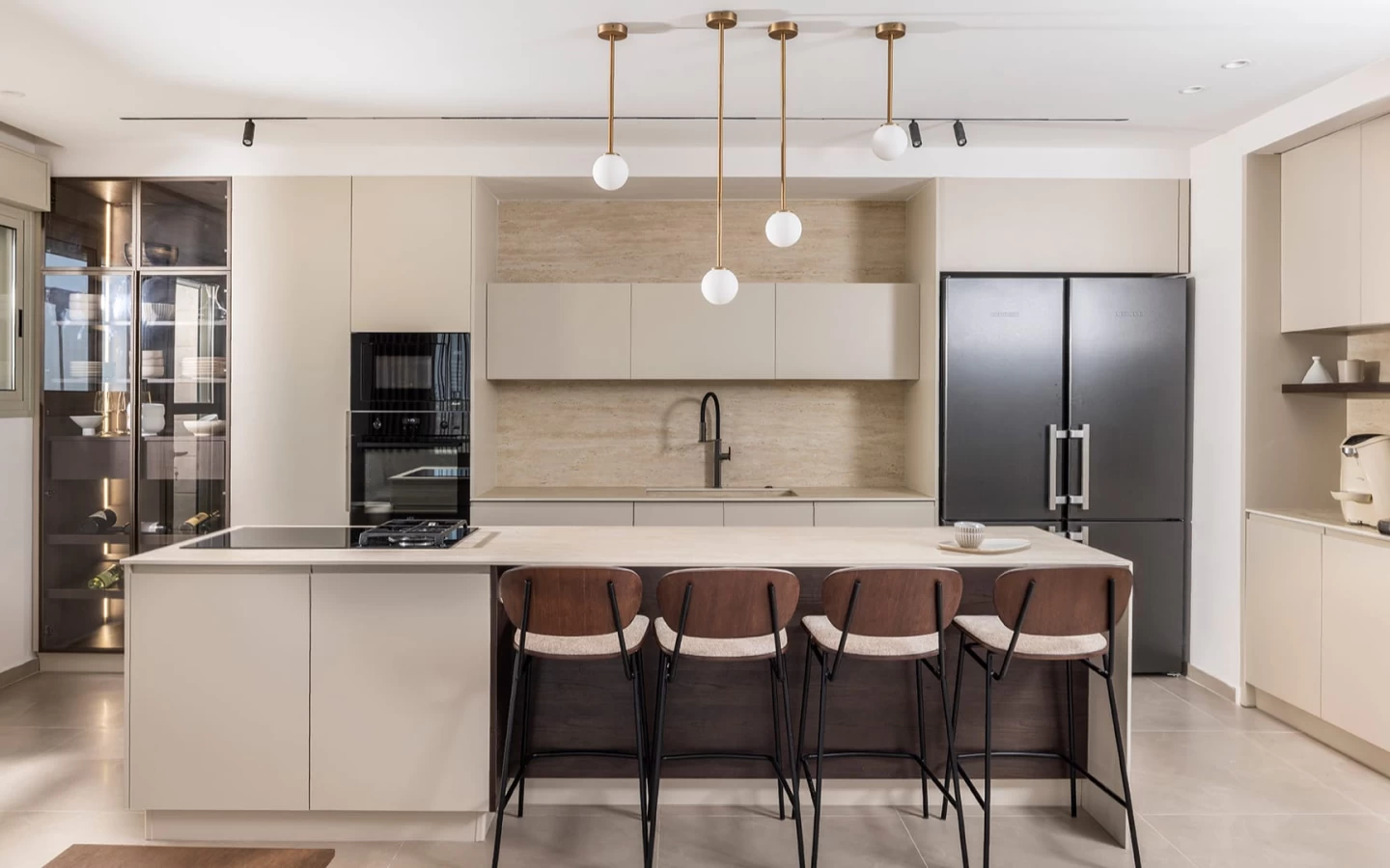 Elegant open-plan kitchen with Travertino Sand marble-effect porcelain stoneware by Atlas Plan
