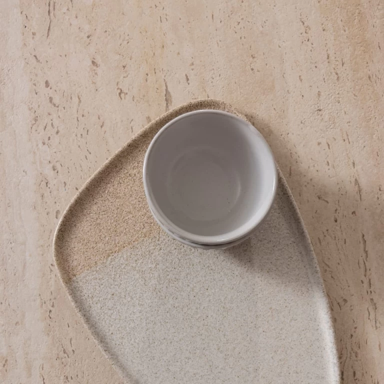 Travertine-effect porcelain stoneware for Atlas Plan project kitchen top