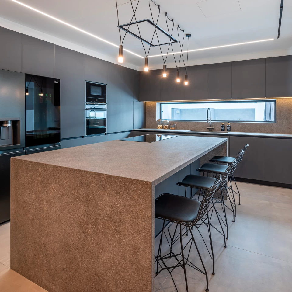 Cocina contemporánea con un diseño minimalista y efecto piedra Dolmen Pro Grigio