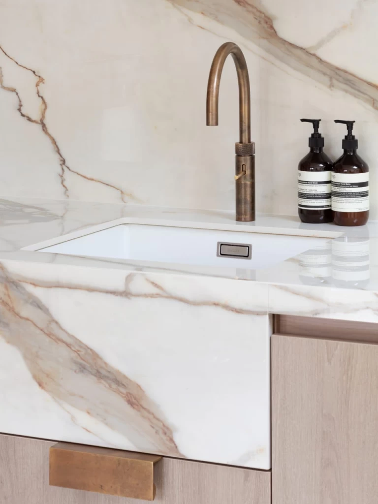 kitchen-sink-cladding-in-marble-look-porcelain-stoneware-atlas-plan