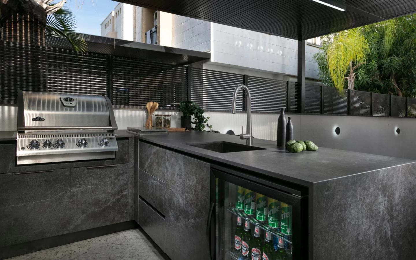Arbeitsplatte aus schwarzem Feinsteinzeug für Küchen im Außenbereich