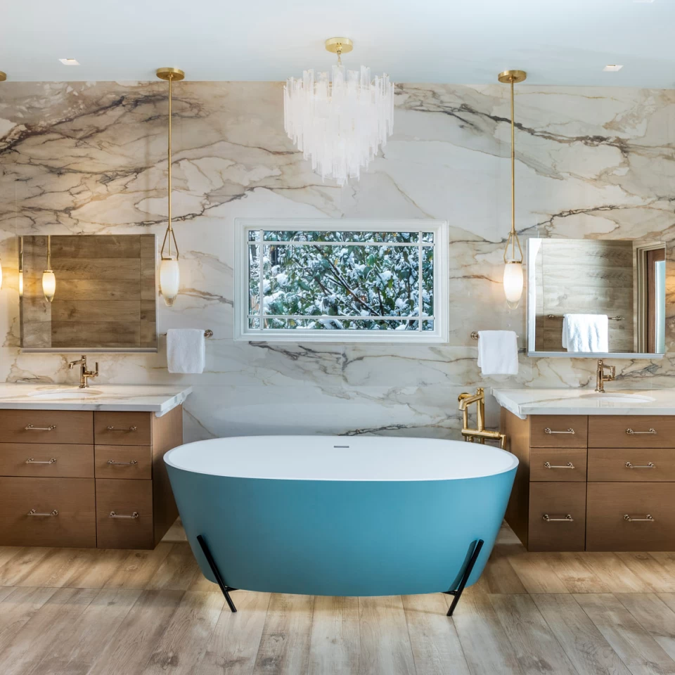Salle de bains en grès effet marbre Atlas Plan - Projet de Tbektu Design