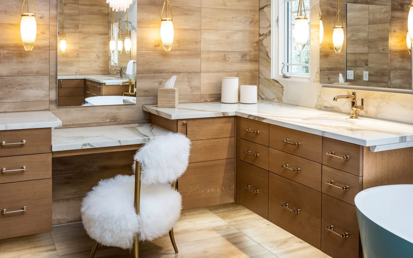 Bathroom vanity top with Atlas Plan Calacatta marble look - Project by Tbektu Design