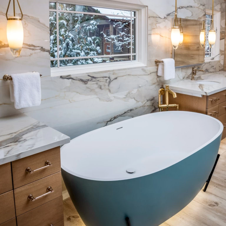 Проект ванной комнаты жилого дома Tbektu Design с крупноформатными плитами с эффектом мрамора Atlas Plan