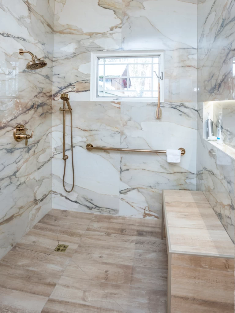 Wandbelag und Dusche in Wohnumgebung aus Feinsteinzeug mit Marmoroptik von Atlas Plan